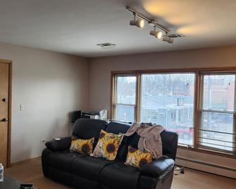 Charming 1-bedroom apartment with AC, WiFi in phenomenal Park Ridge - Park Ridge - Sala de estar