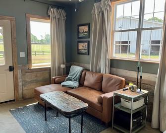 Charming Bunkhouse with AC on working farm in Shelby - Shelby - Huiskamer
