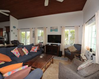 Oceanfront Resort-Style Home3br, 2Ba - Private Pool & Island car included - Cockburn Town - Sala de estar