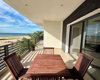 Spacious, comfortable apartment. The seaside in the city! - Majunga - Balcon