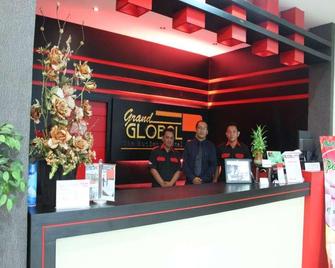 Grand Global Hotel - Palangkaraya - Front desk