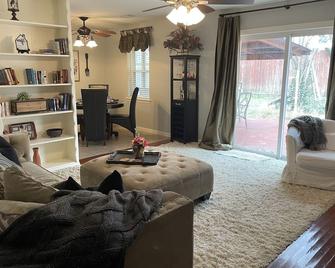 Charming House in Highly Sought-After Historic Downtown Allen - Allen - Living room