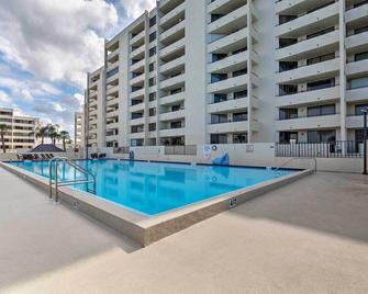 Pool and Beach Access Waterfront Hudson Condo! - Hudson - Piscina