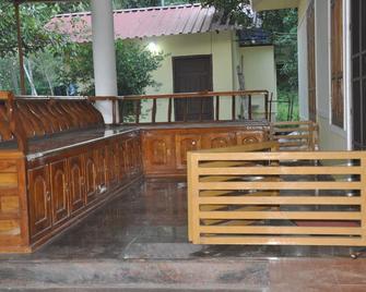 Calm, Lake-facing, Clean Villa / Rooms - Kollam - Building