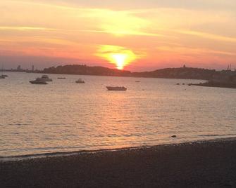 All Season Charming Hull Beach House. ONLY 3 minute walk to Beach! - Hull - Beach