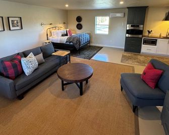 Stylish cabin near Medicine Park - Lawton - Living room