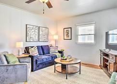 Anderson Bungalow Near University and Downtown! - Anderson - Living room