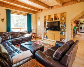 Big House Lodge - Cle Elum Retreat on 8 Acres! - Cle Elum - Wohnzimmer