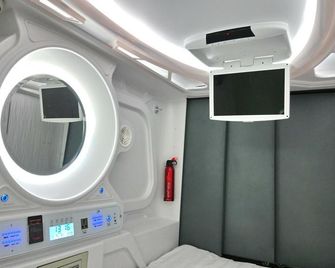 ستاي ويذ مي كابشولز هوستل - مالاكا