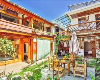 Cabin 7 Inn - Dali - Patio
