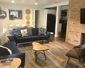 Ski, Hike, Hottub + Ping-Pong & Pool. Fun Open Concept - sleeps 14 - great price - Holladay - Sala de estar