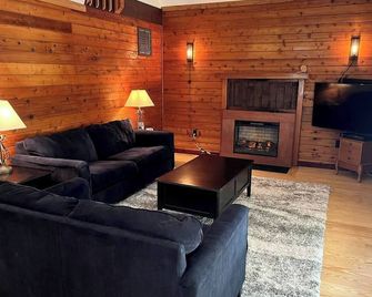 Calm Water Cabin Lake Anna - Orange - Sala de estar