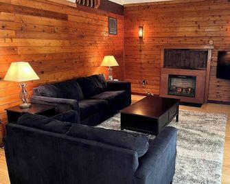 Calm Water Cabin Lake Anna - Orange - Sala de estar
