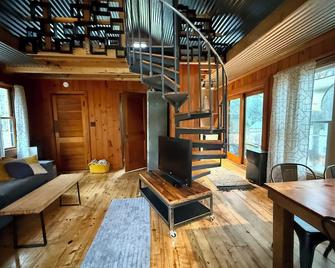 Tiny House with a Twist - 8 min to Peek n' Peak Ski Resort - Dog Friendly! - Findley Lake - Living room
