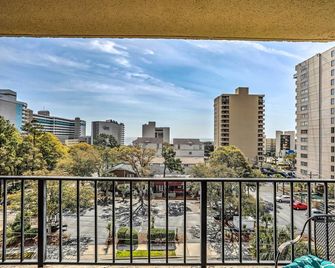 1 Block to Ocean Shore Condo in Myrtle Beach! - Myrtle Beach - Balcony