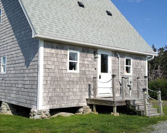 Cozy, tranquil waterfront retreat with a stunning oceanfront view in the pines. - Shelburne - Gebouw