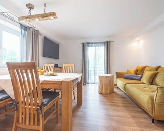 Holiday home with BBQ, hot tub & sauna | Mountain view - Breitenberg - Comedor