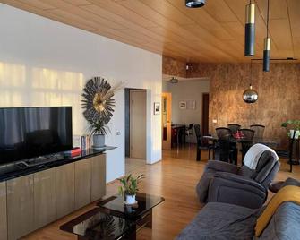 Cozy 3 Bedroom Home 8 Minutes from Keflavik Airport Perfect for Families and Groups - Keflavik - Sala de estar