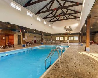 Homely Haven with Rustic Charm, One Block from the Water | 2 Units - East Peoria - Pool