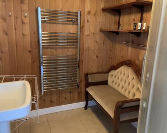 Economical 2br Small Furnished Annex-High Wycombe - High Wycombe - Bedroom