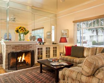 Cheshire Cat Inn & Cottages - Santa Barbara - Phòng khách