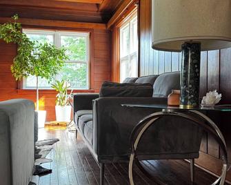 The 420 House - Kansas City - Living room