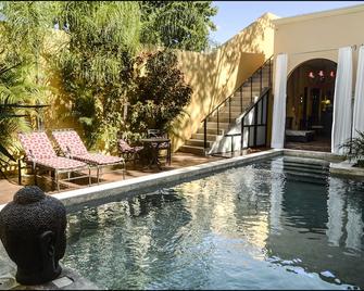 Ochenta Y Dos Bed & Breakfast & Spa - מרידה - בריכה