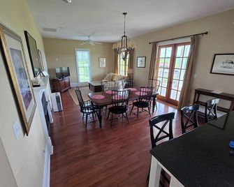 Rural and Charming 2bedroom Cottage near Hampden-Sydney and Longwood - Farmville - Eetruimte