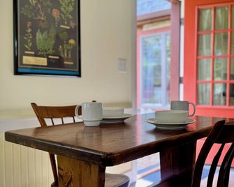 Charming in-town apartment in scenic Blue Hill village near Acadia National Park - Blue Hill - Comedor