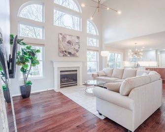 Family Friendly 5B w/EV Level 2 Charging & Close to Trails, I-71, Mason - Loveland - Living room
