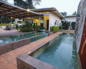 B Town Resort Near Infopark Kakkanad - Kochi - Pool