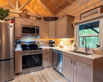 The Fieldhouse at The Grove, Luxury Tiny House Living - Marion - Küche