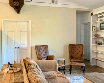 Beaver Dam Mountain Cabins - Travelers Rest - Living room