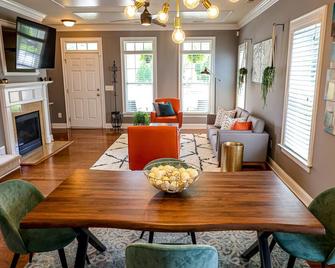 5min to the airport! King Bed Suite in the heart of Brier Creek - Research Triangle Park - Dining room