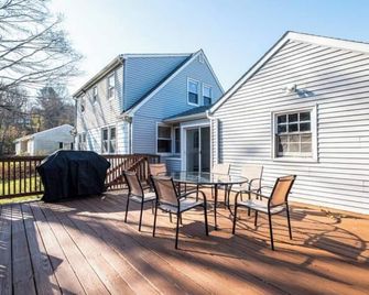 Charming 2-bedroom house in marvelous Montville with WiFi, AC - Montville - Patio