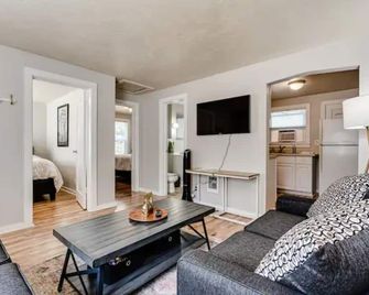 Beautiful 2 bdrm, 1 Bath 4 blocks from The U of O, - Eugene - Living room