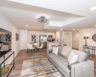 Covington Charm 101 - Covington - Living room