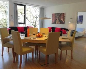 3-bedroom flat: Elbspeicher II - modern flat, sleeps up to 8, Wi-Fi - Hamburg - Essbereich