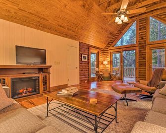 Blue Ridge Mtn Cabin Near Hiking and Biking Trails! - Travelers Rest - Living room