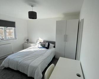 Double room with private bathroom in basingstoke - Basingstoke - Bedroom