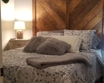 Soak up the mountain View in ' R Agnew Cottage' - Port Angeles - Bedroom