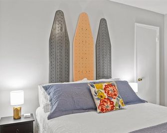 Cozy Sawmill Cottage Large Private Yard King Bed - Raleigh - Habitación