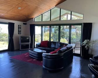 Stunning views of the Tasman Sea - Greymouth - Living room