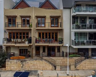 Florian on Mews - 5 Bedroom Townhouse - Mandurah - Building