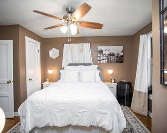 Twin Oaks Cottage | Hot Tub | Pet-friendly - Stonewall - Habitación