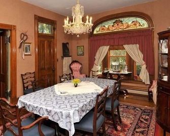 Victorian Loft Bed and Breakfast - Clearfield - Eetruimte