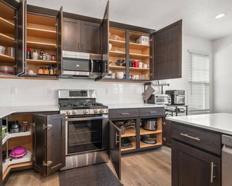 Mountain Dreams | 2 Car Garage | Office | Brand new - South Jordan - Cocina