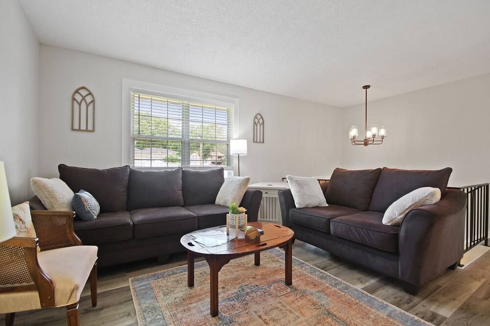 Wheels Trails and Tails Inn - Fully Fenced! 2x King 2x Twin Pet Friendly - Boonville - Вітальня