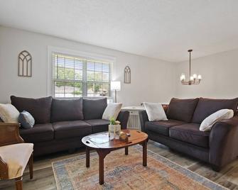 Wheels Trails and Tails Inn - Fully Fenced! 2x King 2x Twin Pet Friendly - Boonville - Obývací pokoj