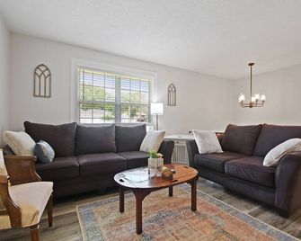 Wheels Trails and Tails Inn - Fully Fenced! 2x King 2x Twin Pet Friendly - Boonville - Вітальня